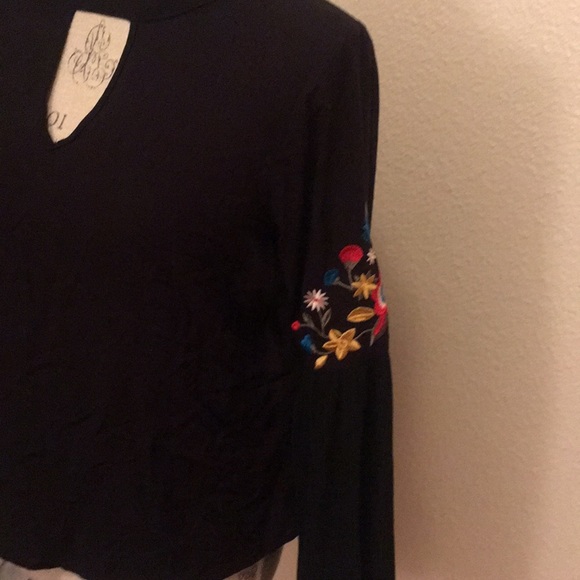 Black Boho Bell Embroidered flower 🌺 sleeves! - Picture 2 of 7